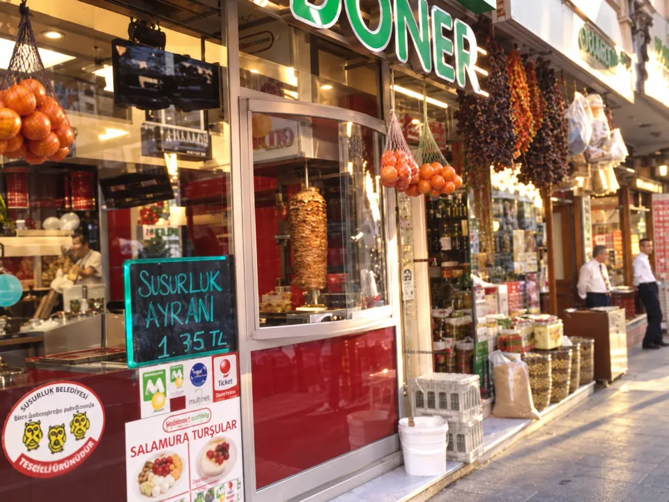 Bereket Döner — iç mekân tasarımı ve uygulama görünümü 5