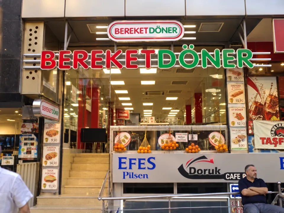 Bereket Döner — İç mekân tasarımı ve uygulama