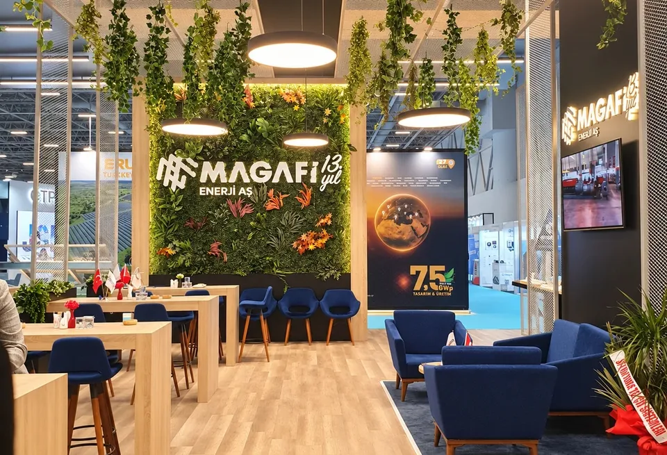 MAGAFI fuar standının bitkiler ve aydınlatmalarla tasarlanmış alanı